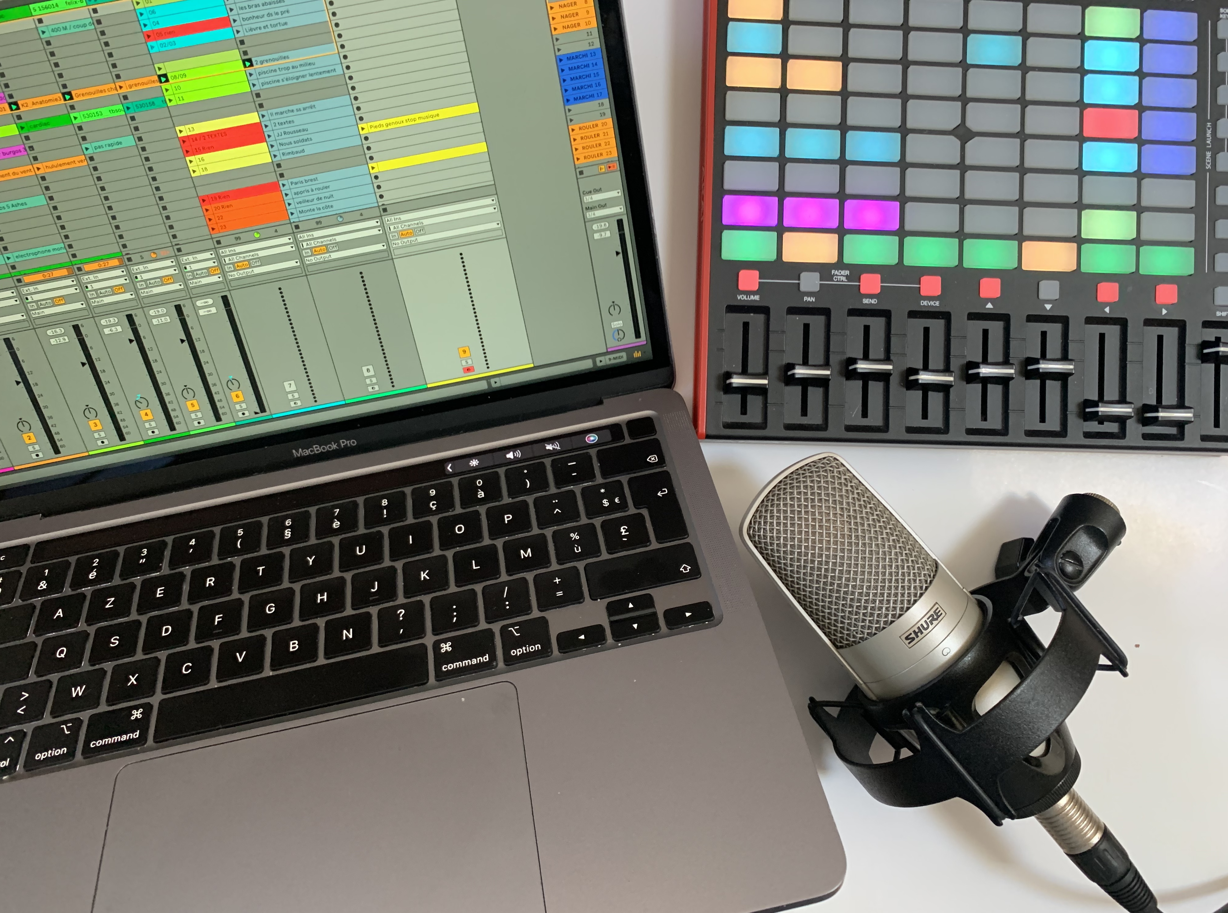 photo d'un atelier avec ordinateur et surface de controle