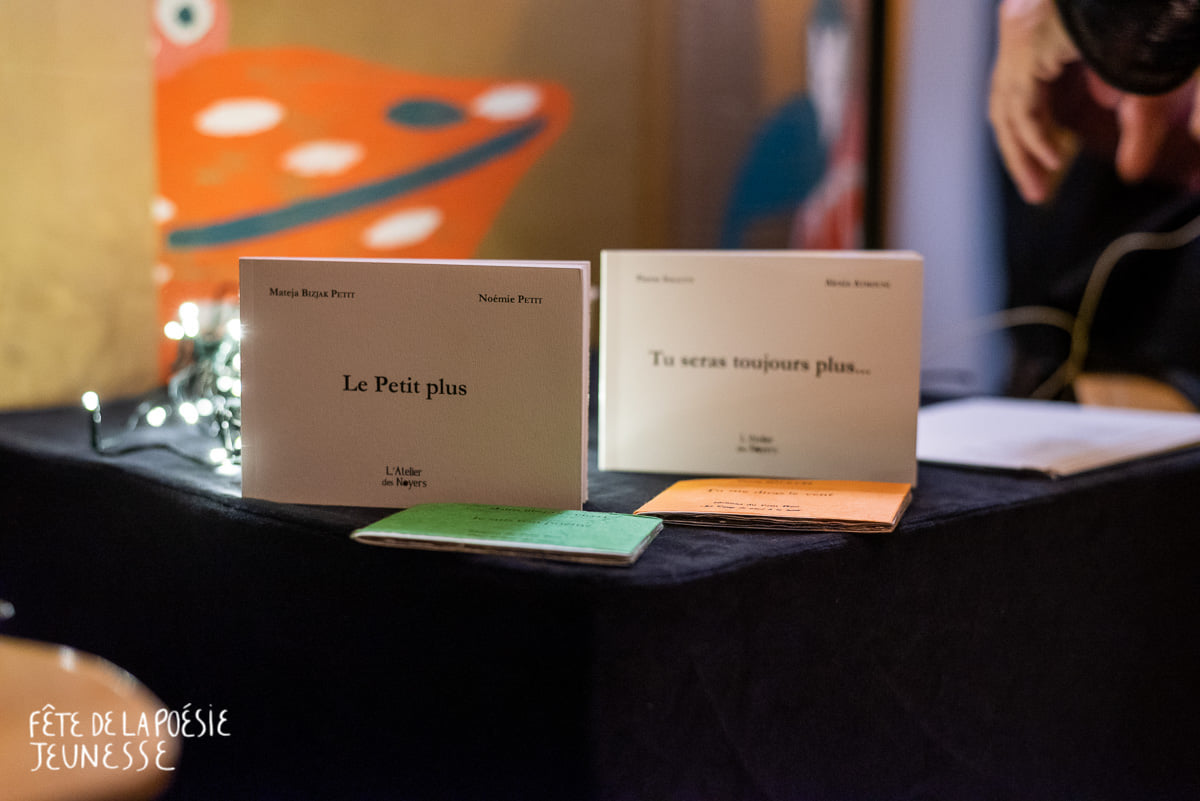 livres poésies posées sur table